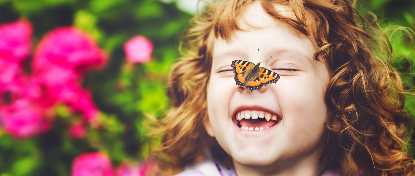 Mädchen mit Schmetterling auf Nase