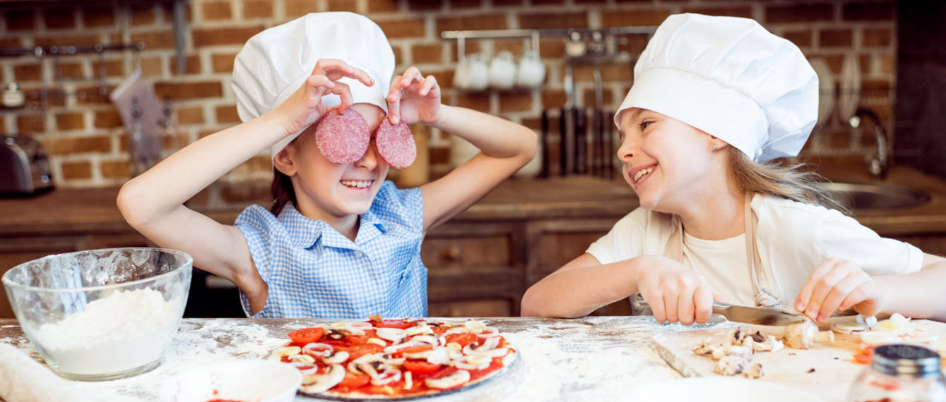 Junge Mädchen machen Pizza
