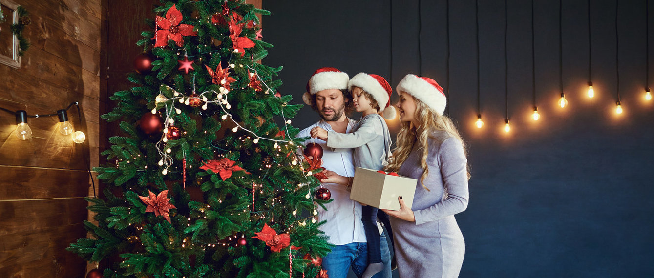 Familie schmückt Weihnachtsbaum