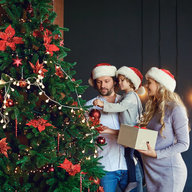 Familie schmückt Weihnachtsbaum