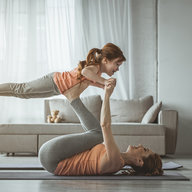 Mutter macht mit Kind Yoga