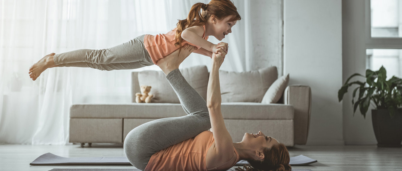 Mutter macht mit Kind Yoga