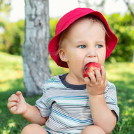 Kleiner Junge isst Apfel