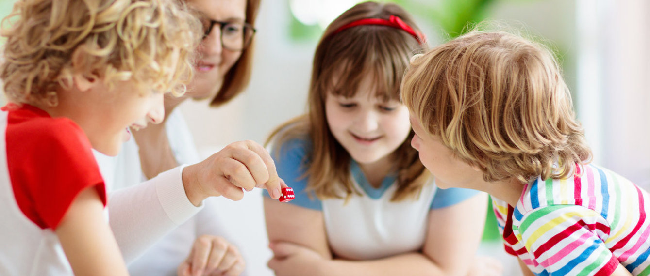 Kinder spielen Brettspiel