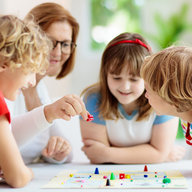Die 10 besten Brettspiele für Kindergartenkinder - meinefamilie.at  Kinder spielen Brettspiel