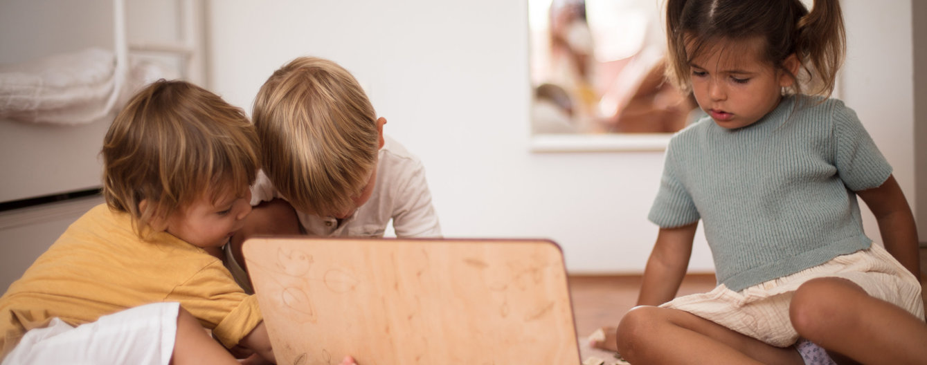 Verhalten als Botschaft © iStock Kinder spielen gemeinsam am Boden
