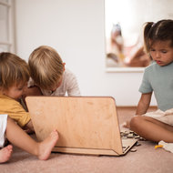 Kinder spielen gemeinsam am Boden