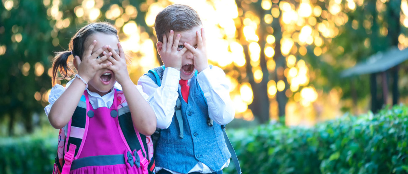 Kinder halten sich die Augen zu