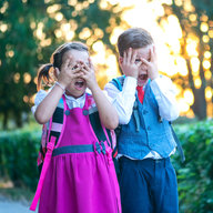 Kinder halten sich die Augen zu
