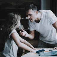 Streit zwischen Vater und Tochter