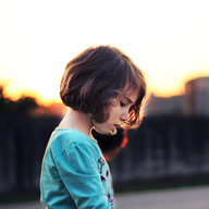 Mädchen schaut traurig zu Boden