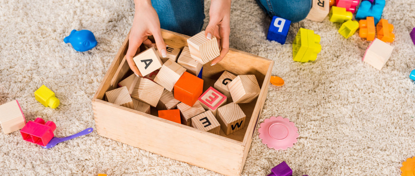 Kind räumt Bauklötze weg