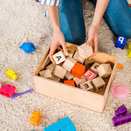 Kind räumt Bauklötze weg