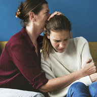 Frau tröstet Teenager-Tochter