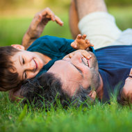 Dreckige Böden…und glückliche Kinder - meinefamilie.at  Kinder und Vater spielen im Garten