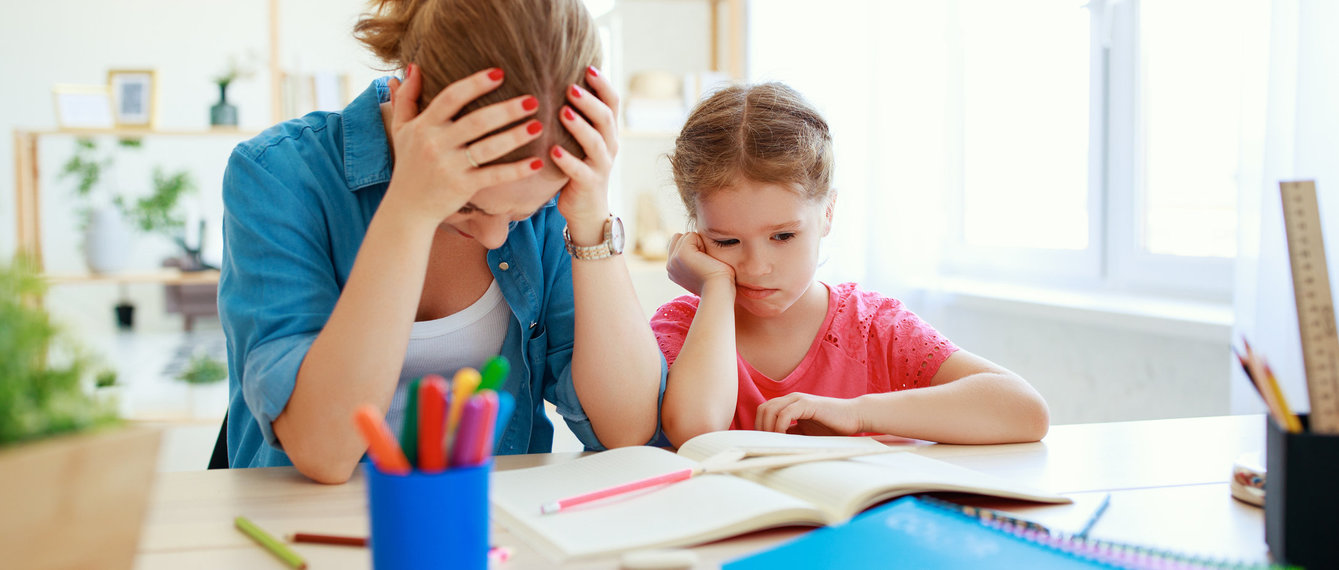 Mutter lernt mit Tochter