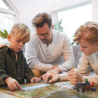 Familie spielt Brettspiele