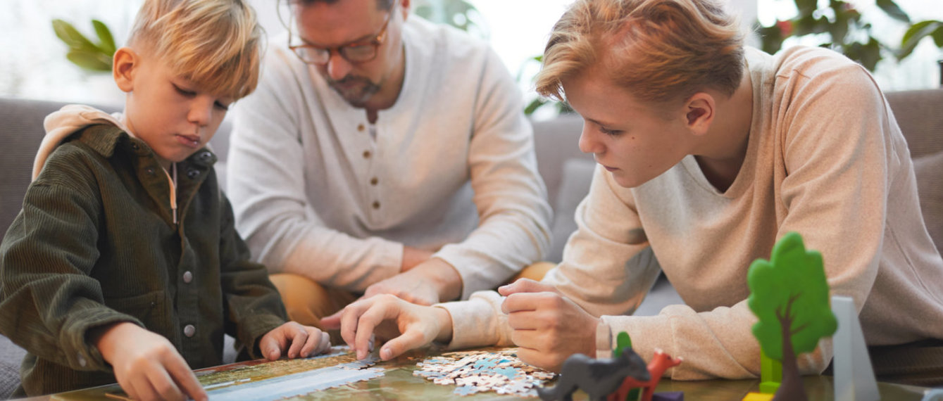 Familie spielt Brettspiele