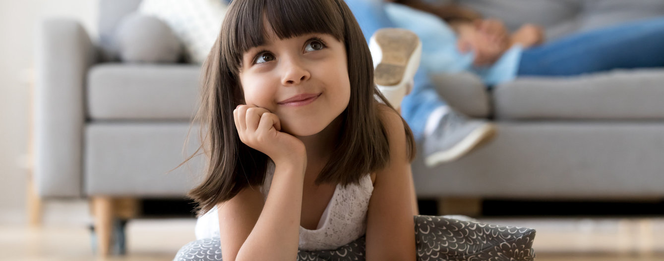 die magische phase © iStock kind liegt am wohnzimmerboden und sieht in die luft