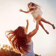 Mutter wirft Tochter in die Höhe