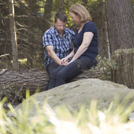 Paar betet in der Natur gemeinsam
