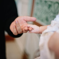 Babyhand und Priesterhand