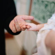 Wie wähle ich den richtigen Taufpaten für mein Kind? - meinefamilie.at  Babyhand und Priesterhand