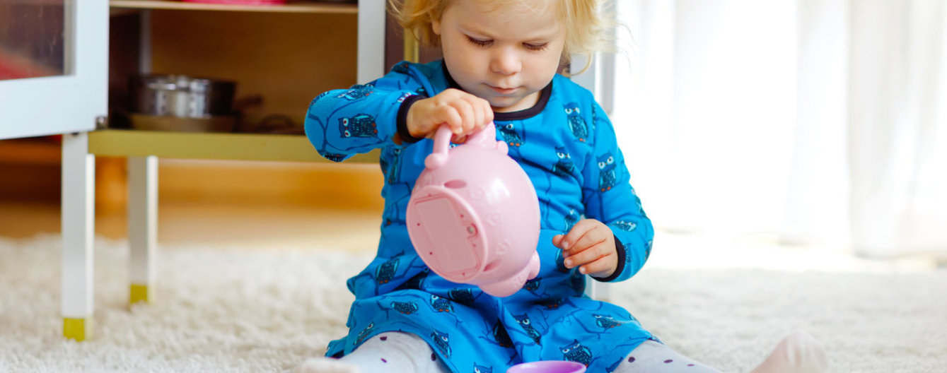 Geben wir unseren Kindern Zeit zum ungestörten Spielen - meinefamilie.at Mädchen spielt mit Teekanne