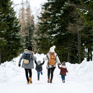 Familie geht im Winter spazieren