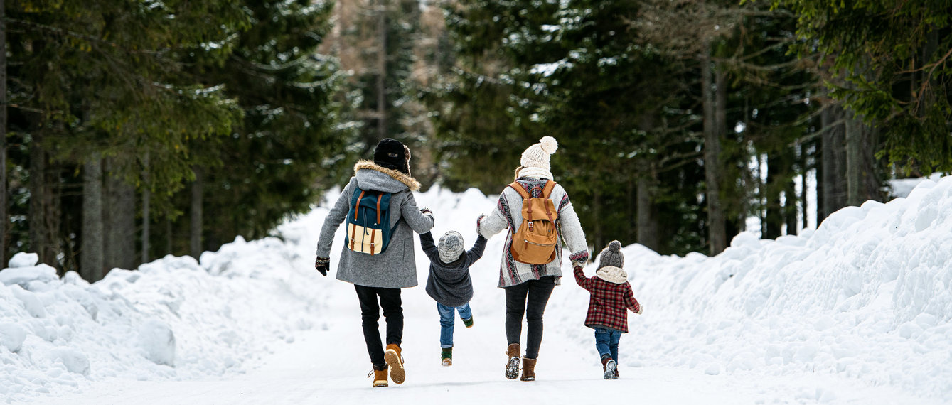 Familie geht im Winter spazieren