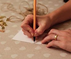 Glückwunschkarte zur Geburt basteln - meinefamilie.at  Glückwunschkarte basteln