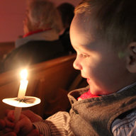 Kind mit Kerze in der Hand