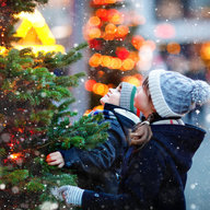 Kinder schauen sich einen Weihnachtsbaum an