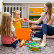 Pädagogin spielt mit Kindergartenkindern