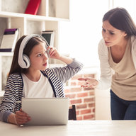 Frau schimpft mit Teenager-Tochter