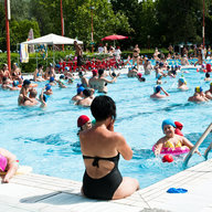 Menschen im Freibad