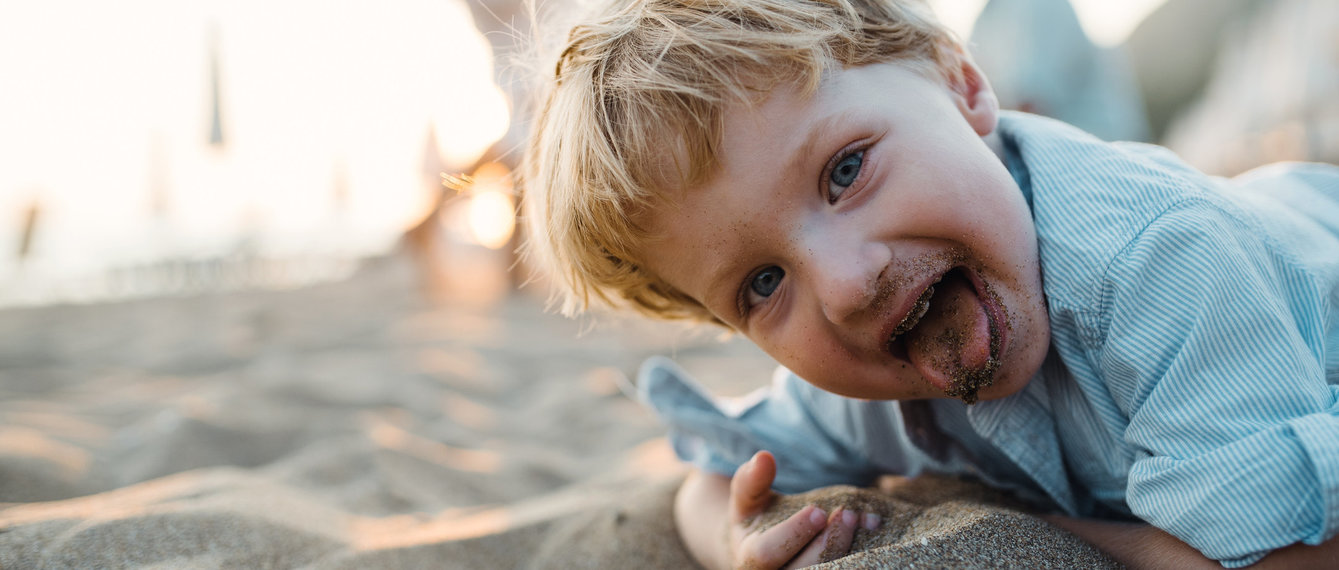 Kind spielt im Sand