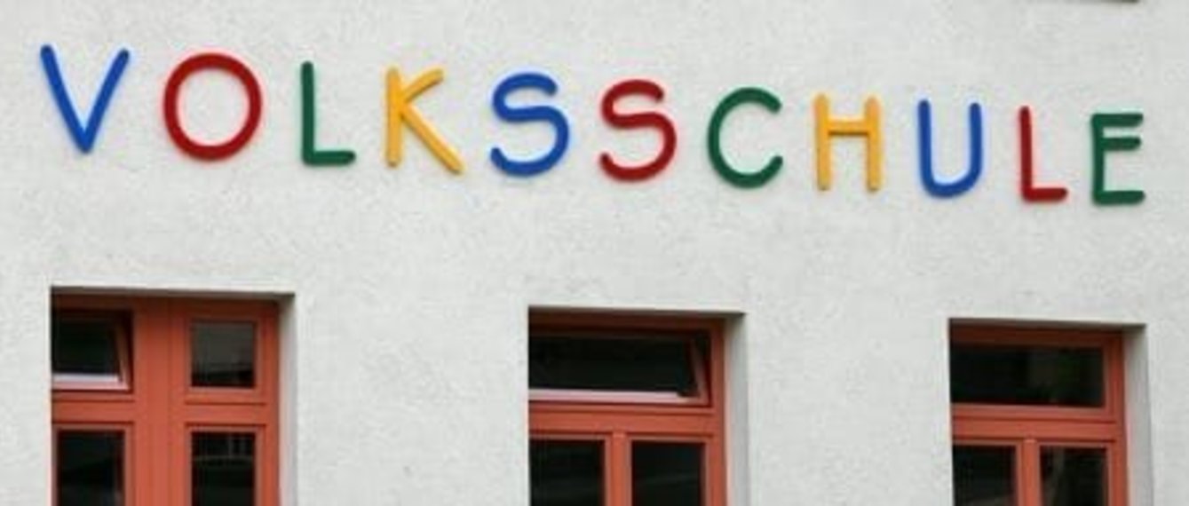 Volksschule Schriftzug