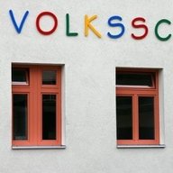 Volksschule Schriftzug