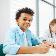Bub im Klassenzimmer