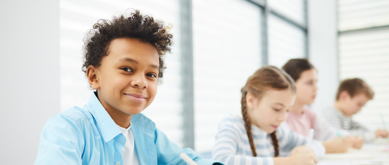 Bub im Klassenzimmer