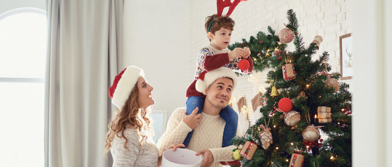 Weihnachtsbaum wird geschmückt