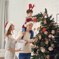 Weihnachtsbaum wird geschmückt