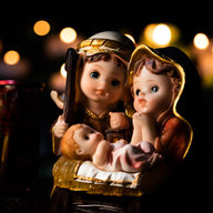 Krippenfiguren und Kerze