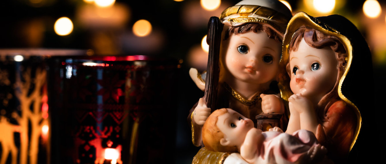 Krippenfiguren und Kerze