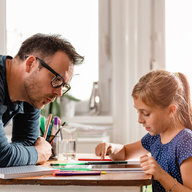 Vater hilft Tochter beim Lernen