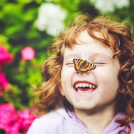 Mädchen mit Schmetterling auf der Nase