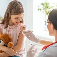 Ein Mädchen wird geimpft