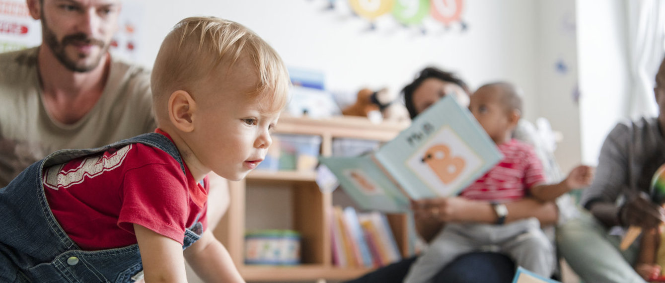 Kleiner Junge im Kindergarten