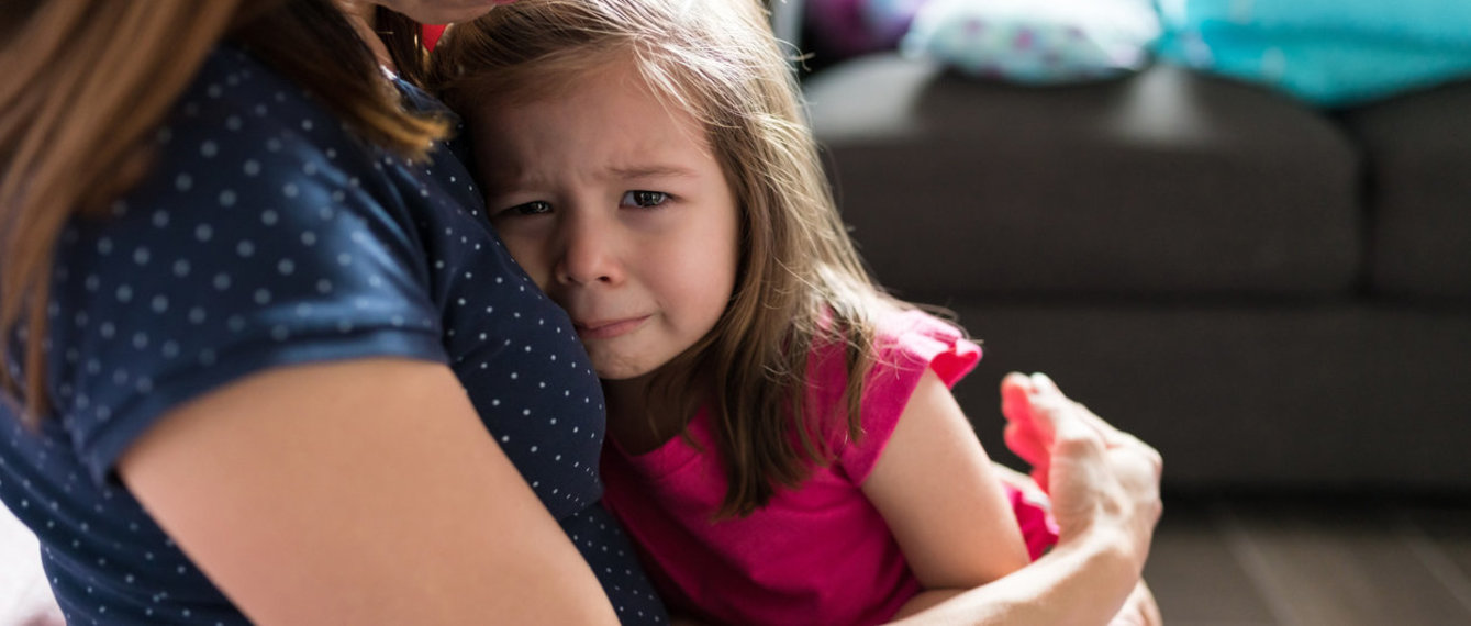 Mutter tröstet Tochter